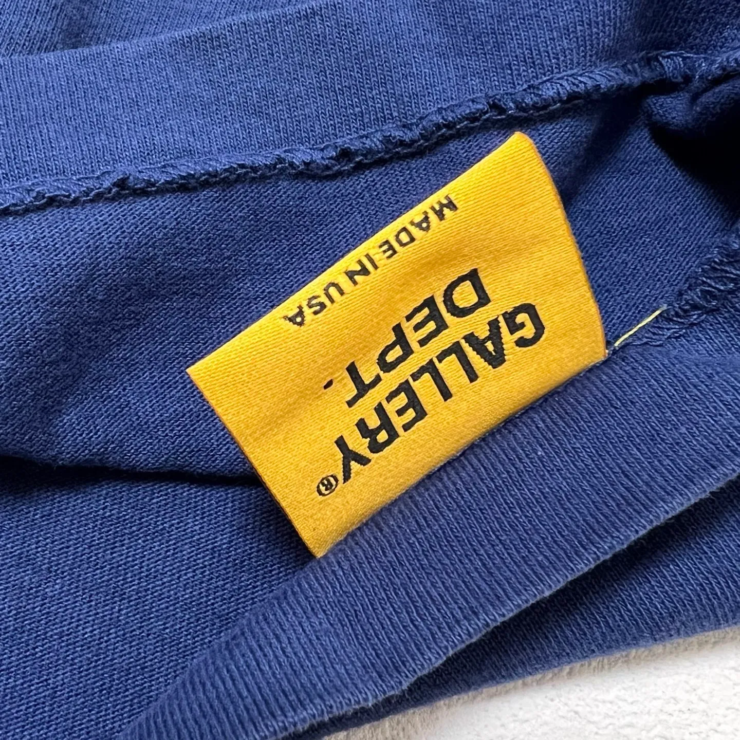 GALLERY DEPT. FRENCH TEE/NAVY New colors in stock Navy blue French LOGO short sleeves Washed blue S-XL Ready-made garments Asso special piece dyeing Rewashed water printing distressed treatment Cylindrical fabric without side seams Non-open version Original development Complete accessories/matching Details in place